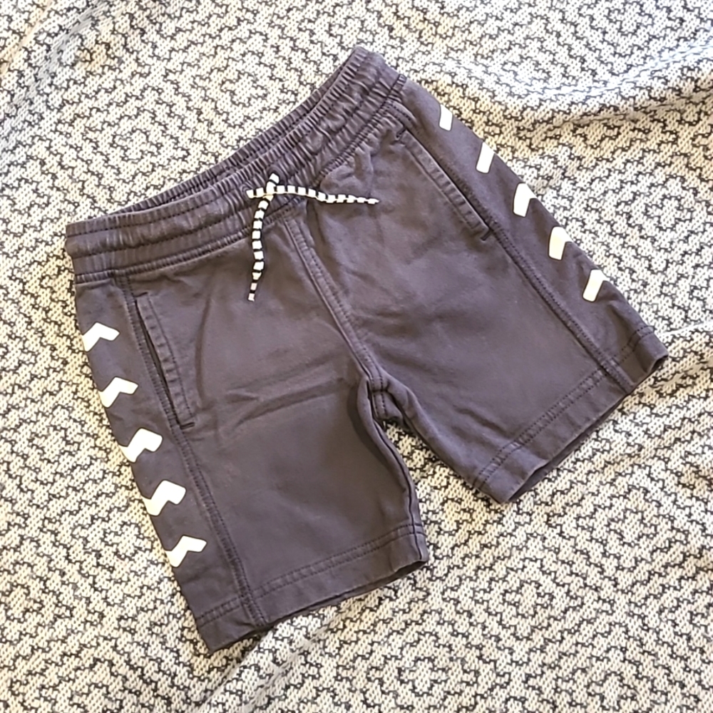 Tea Collection Zig Zag Racing Stripe Dark Grey Shorts size 4